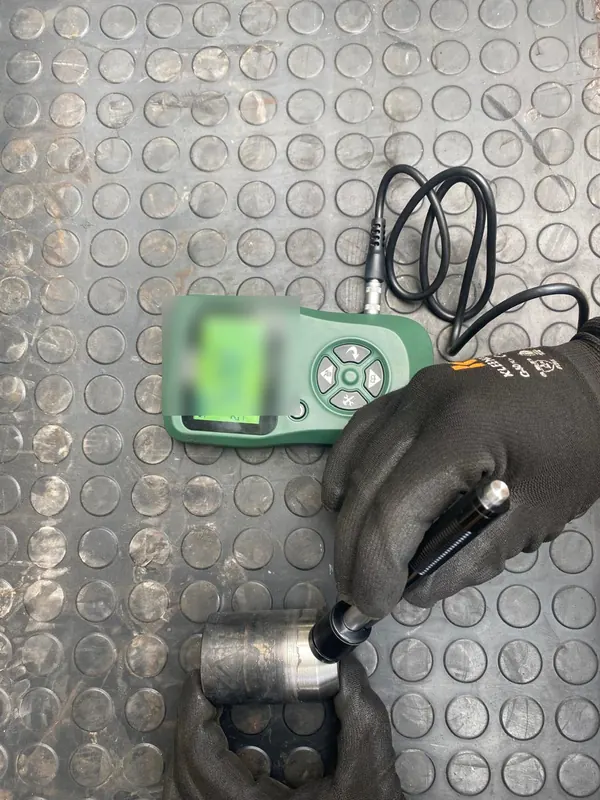 Técnico mide la dureza de una pieza con un durómetro portátil